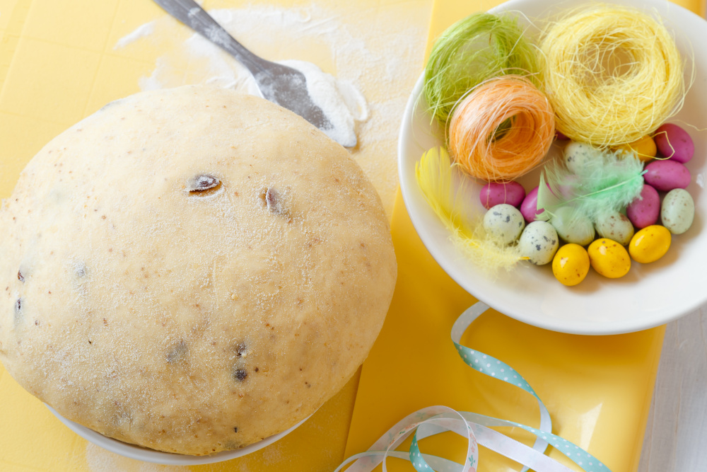 SLAVNOSTNÍ STŮL S ROZINKOVÝM MAZANCEM