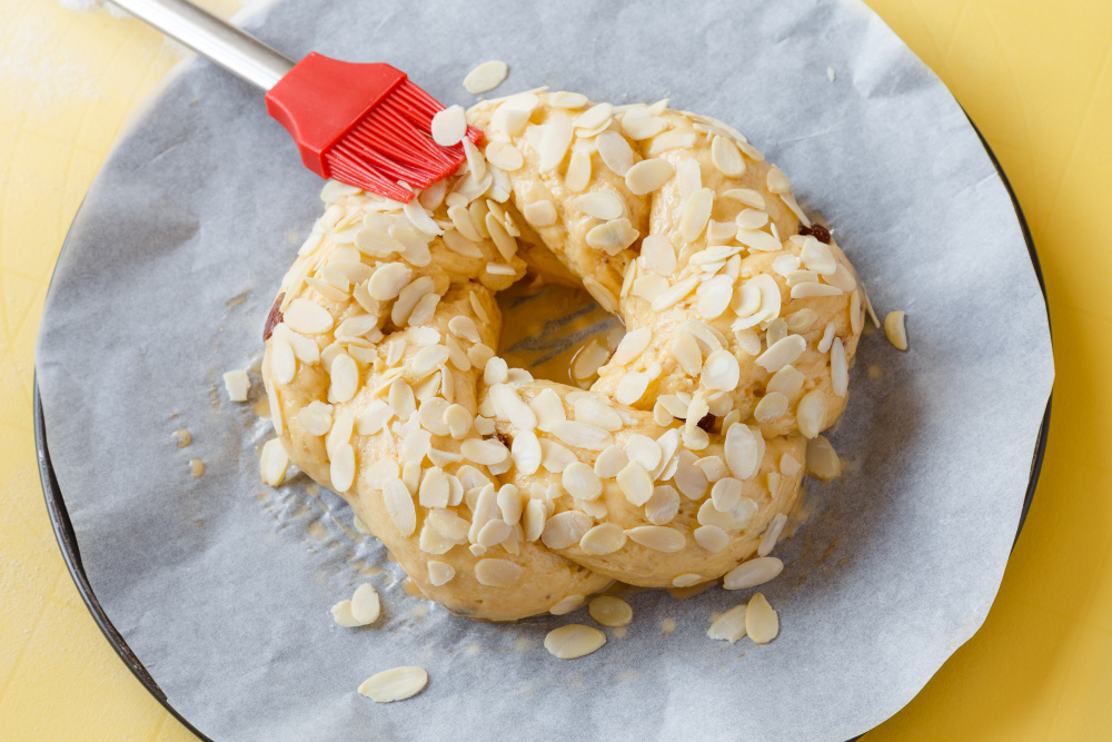 SLAVNOSTNÍ STŮL S ROZINKOVÝM MAZANCEM