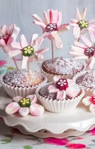MUFFINY Z PRVNÍCH JAHOD: RYCHLÝ RECEPT NA JARNÍ DEZERT