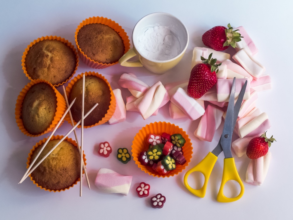 MUFFINY Z PRVNÍCH JAHOD: RYCHLÝ RECEPT NA JARNÍ DEZERT