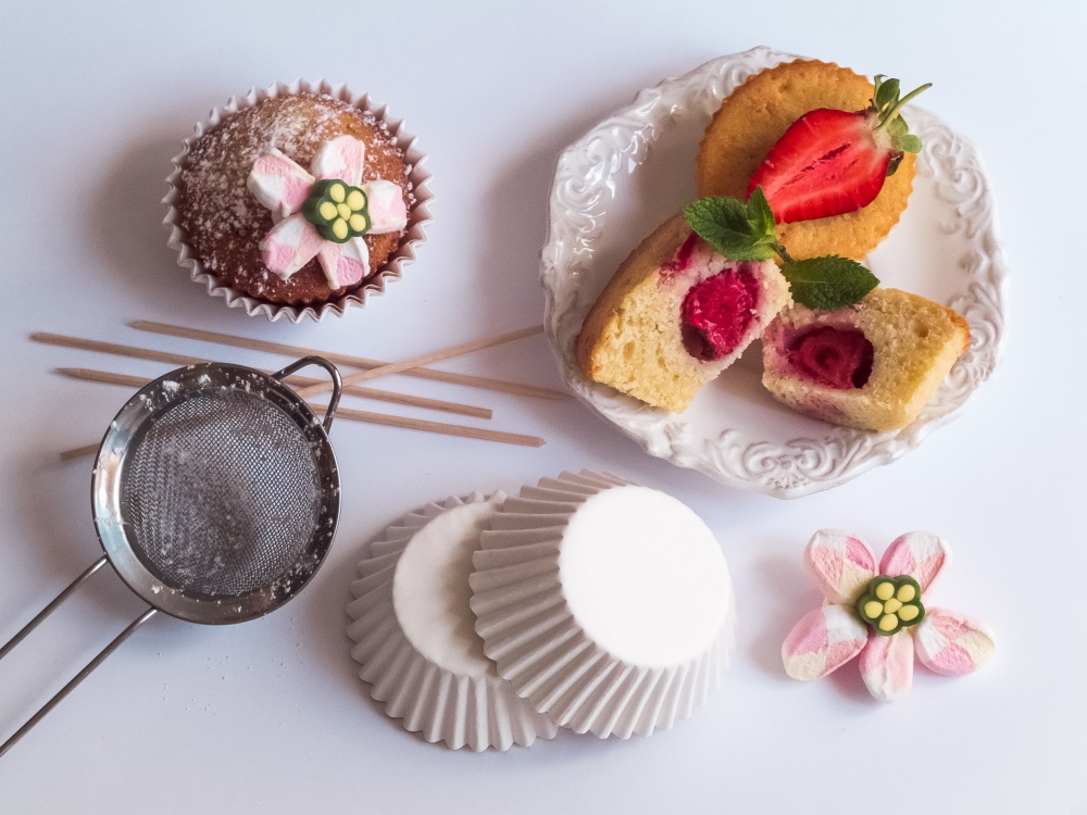 MUFFINY Z PRVNÍCH JAHOD: RYCHLÝ RECEPT NA JARNÍ DEZERT