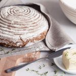 KVÁSKOVÝ CHLÉB KYNUTÝ V OŠATCE