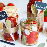 Chuteny z cuket a rajčat