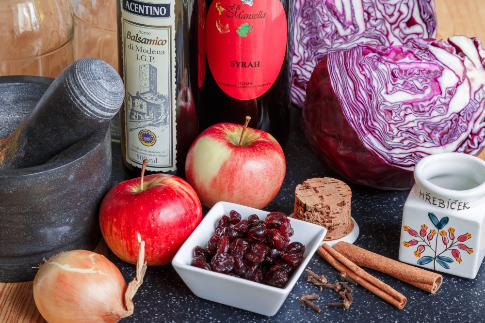 VÁNOČNÍ ČERVENÉ ZELÍ S VÍNEM A BRUSINKAMI