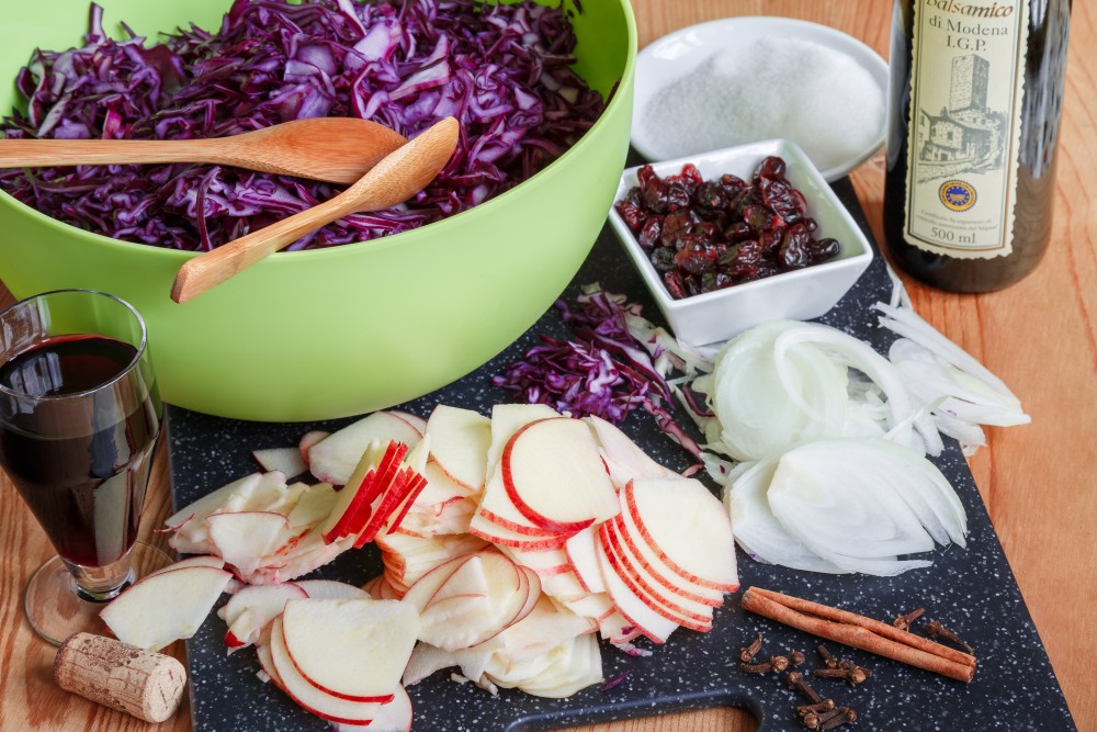 VÁNOČNÍ ČERVENÉ ZELÍ S VÍNEM A BRUSINKAMI