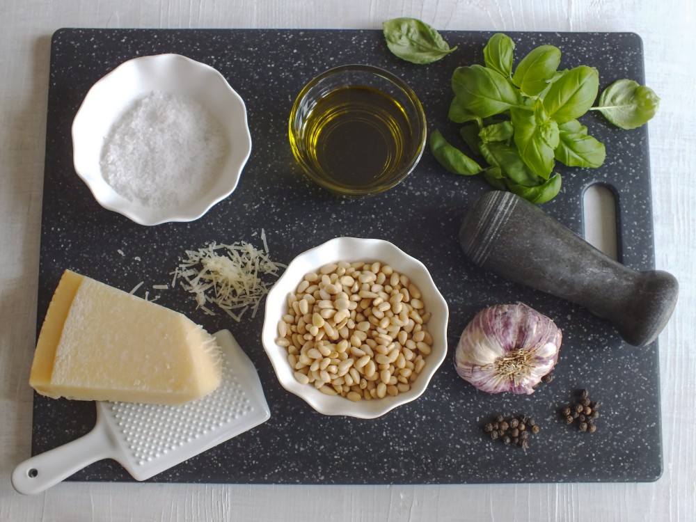 DOMÁCÍ BAZALKOVÉ PESTO