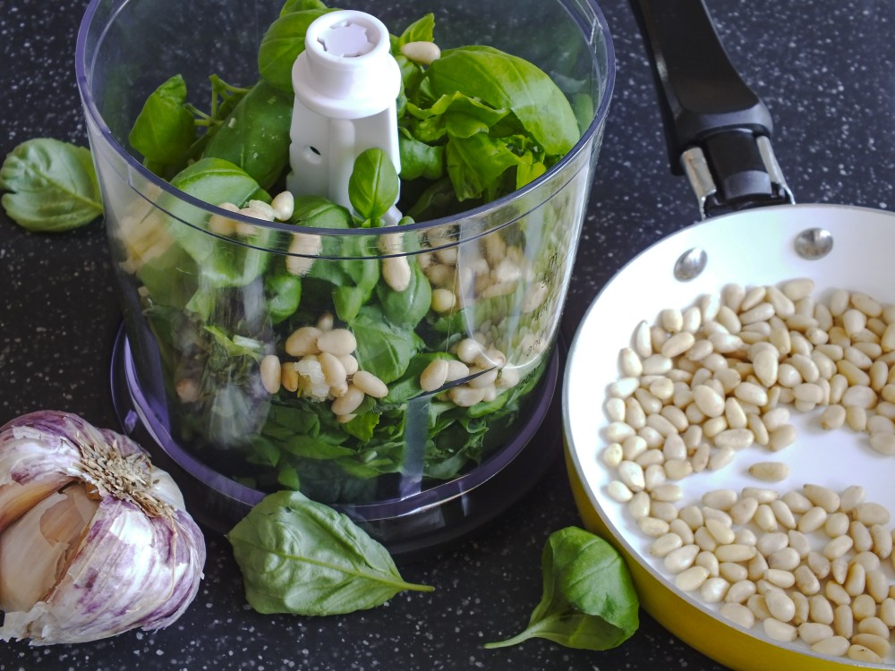 DOMÁCÍ BAZALKOVÉ PESTO