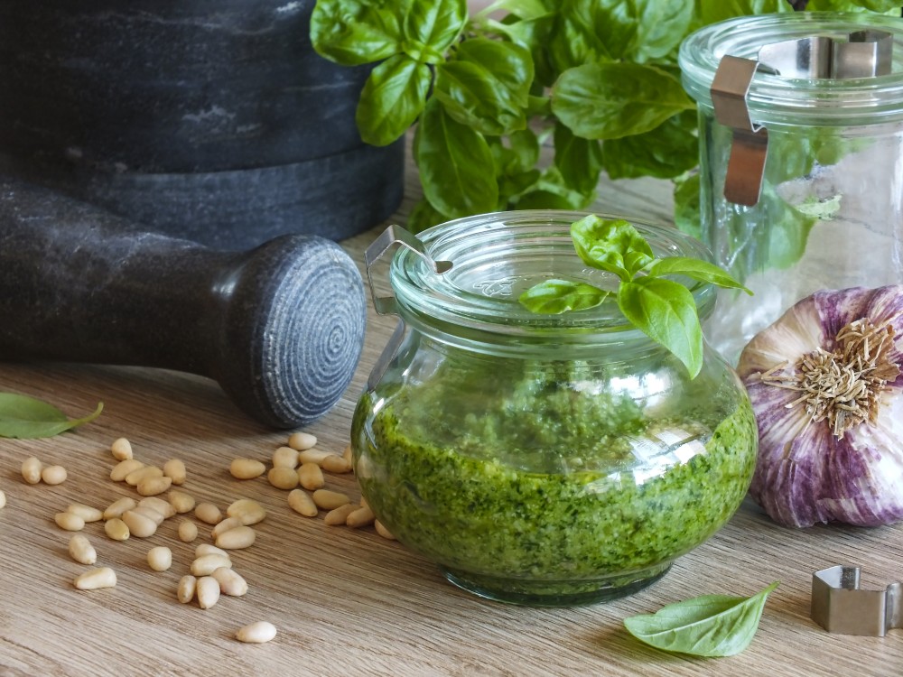 DOMÁCÍ BAZALKOVÉ PESTO
