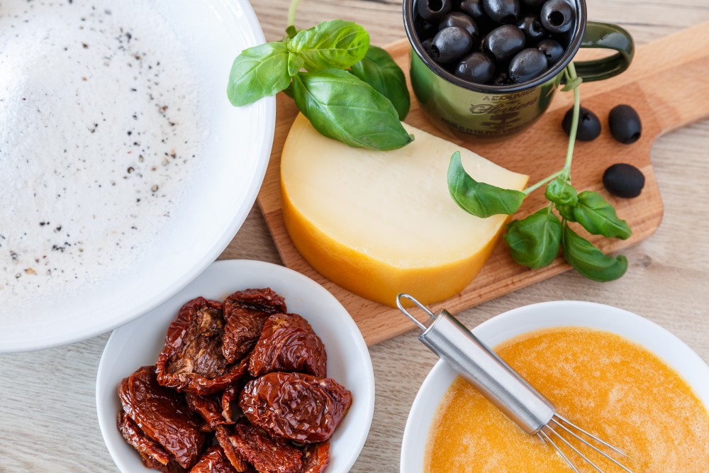 CHLEBÍČEK SE SUŠENÝMI RAJČATY A OLIVAMI