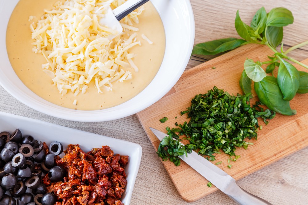 CHLEBÍČEK SE SUŠENÝMI RAJČATY A OLIVAMI