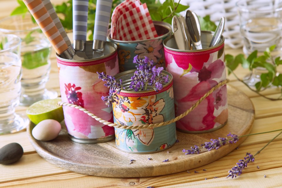 RECYKLACE PLECHOVEK ANEB STOLOVÁNÍ NA ZAHRADĚ