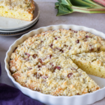 Drobenkový rebarborový koláč