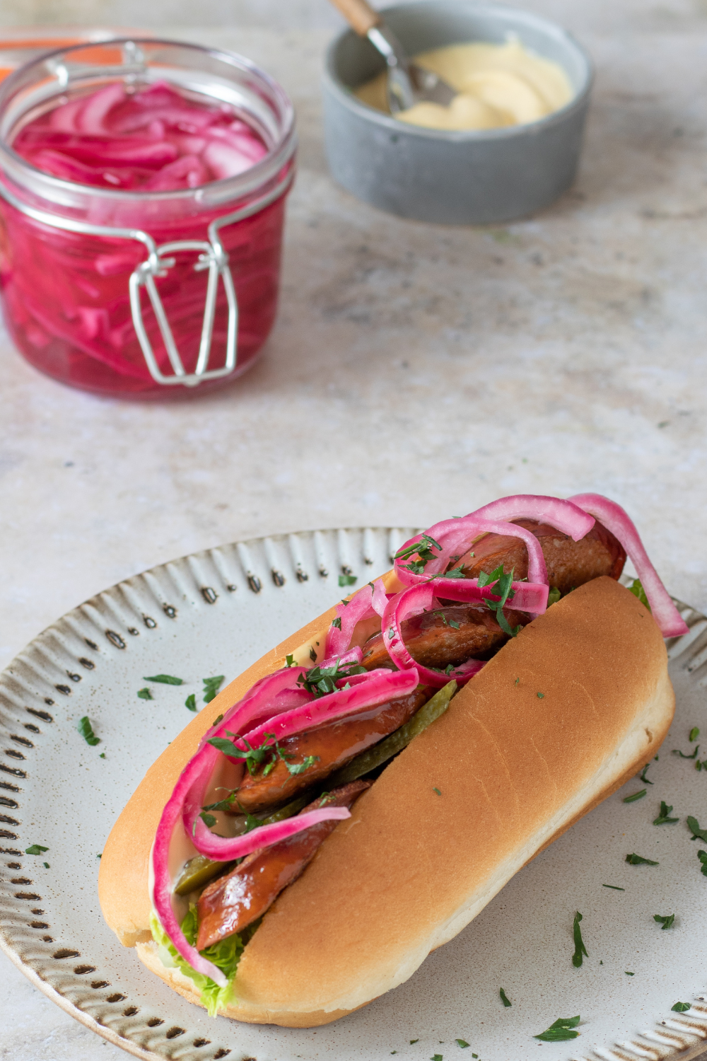 Chalupářský hotdog s grilovanou klobásou a nakládanou cibulí