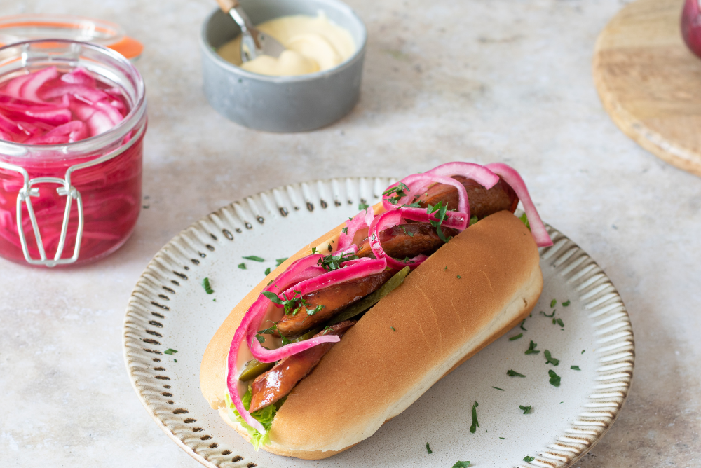 Chalupářský hotdog s grilovanou klobásou a nakládanou cibulí
