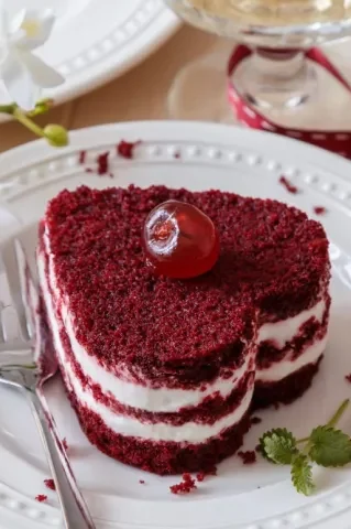 RUDÝ SAMET ANEB RED VELVET CAKE