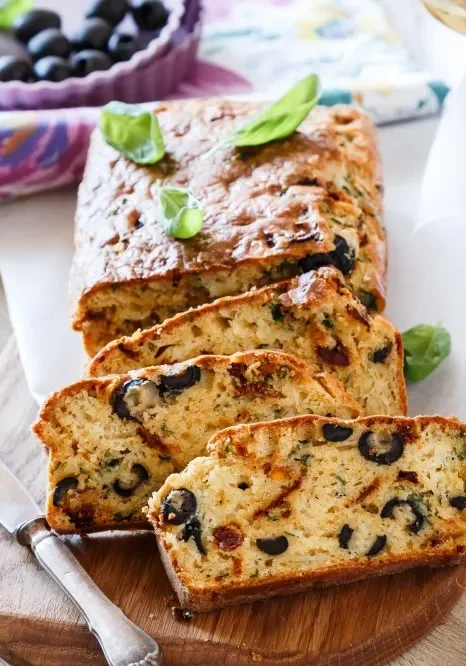 CHLEBÍČEK SE SUŠENÝMI RAJČATY A OLIVAMI