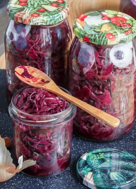 VÁNOČNÍ ČERVENÉ ZELÍ S VÍNEM A BRUSINKAMI