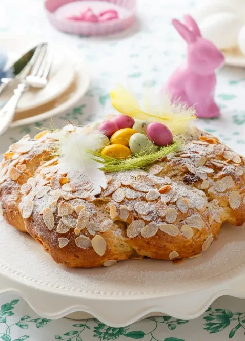 SLAVNOSTNÍ STŮL S ROZINKOVÝM MAZANCEM