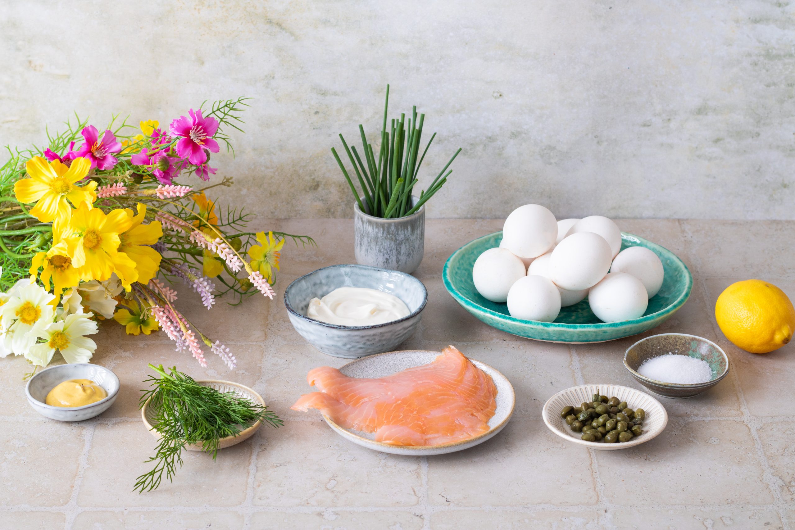 PLNĚNÁ VEJCE UZENÝM LOSOSEM