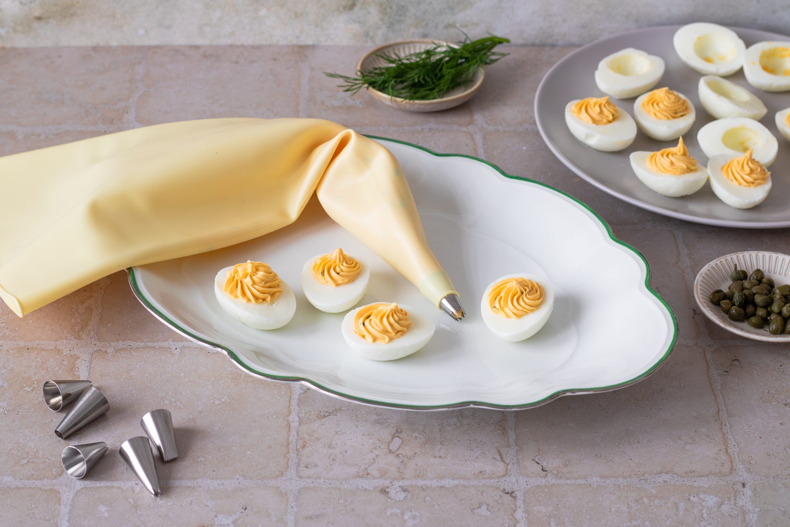 PLNĚNÁ VEJCE UZENÝM LOSOSEM