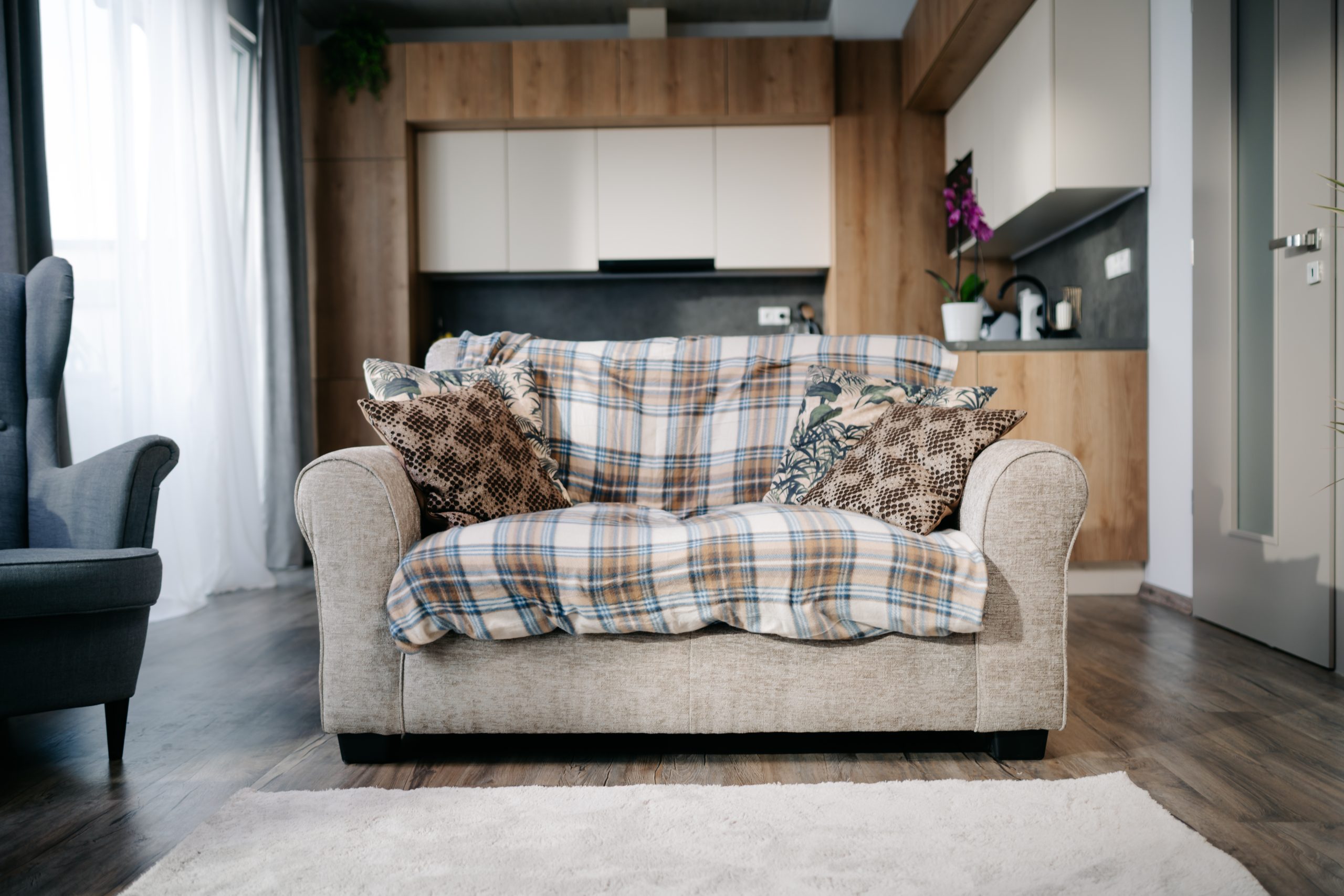 Jak zakrýt starou sedačku bez přečalounění