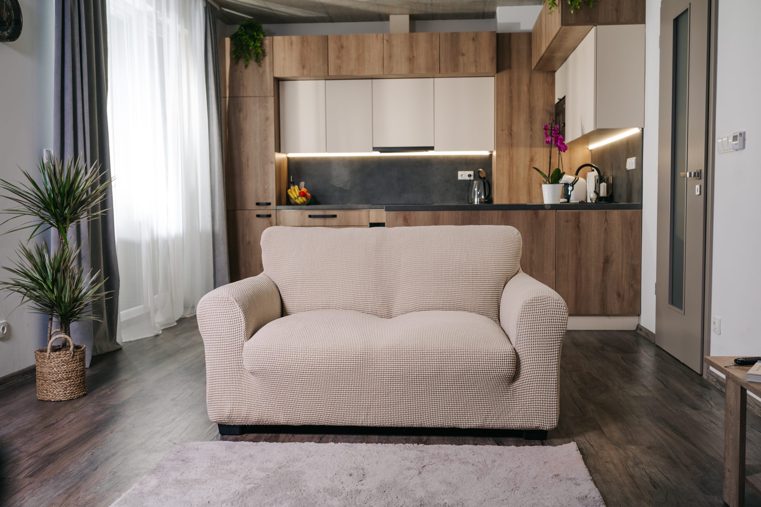 Jak zakrýt starou sedačku bez přečalounění