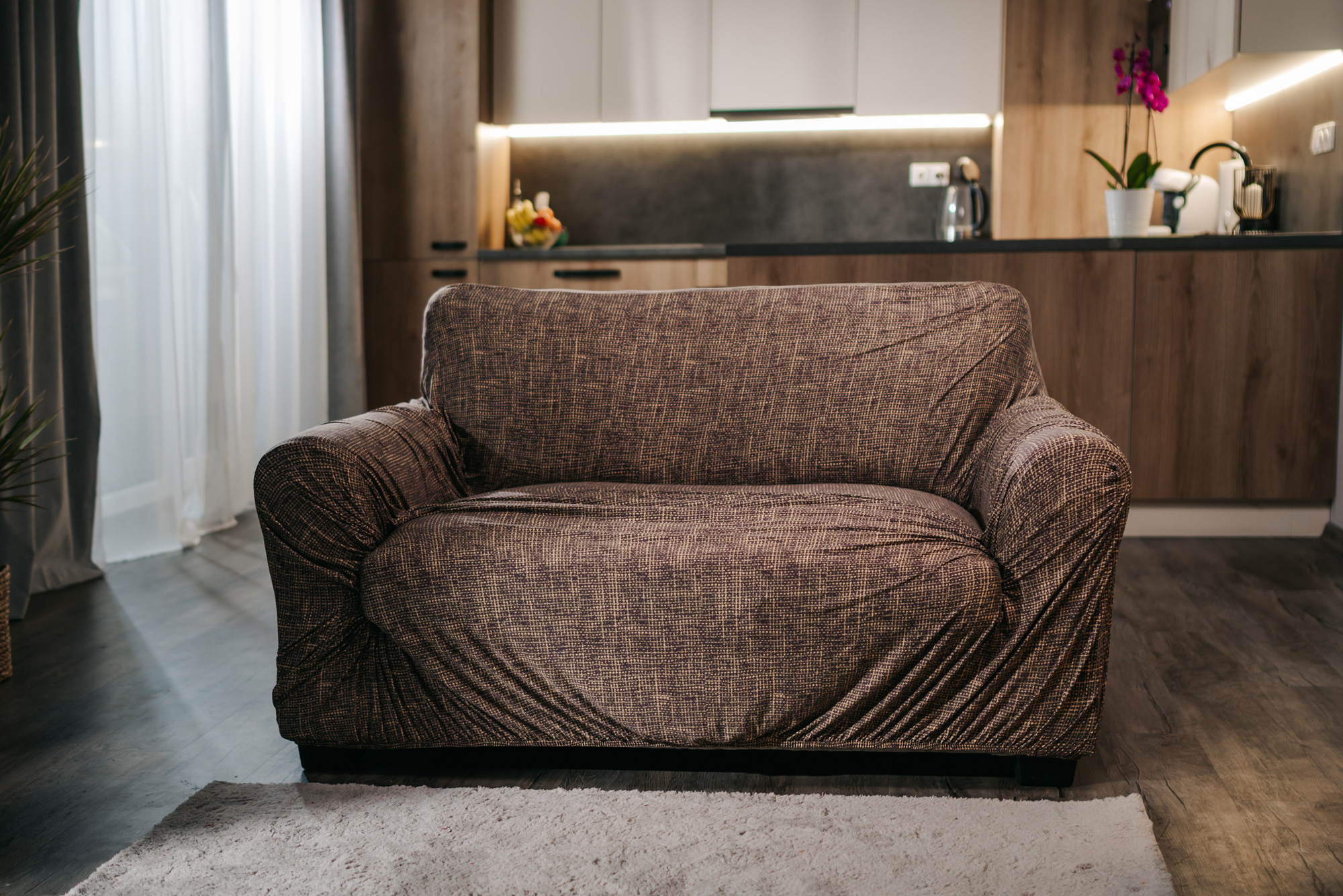 Sedačka s levným neznačkovým potahem