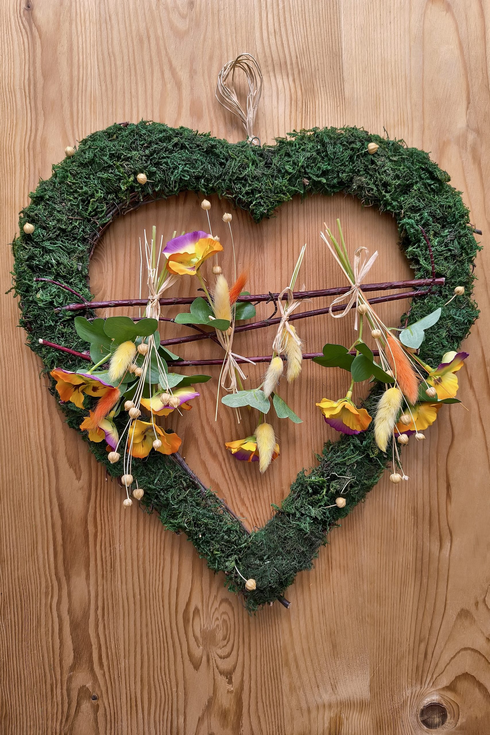 Jarní věnec ve tvaru srdce: dekorace na dveře i branku