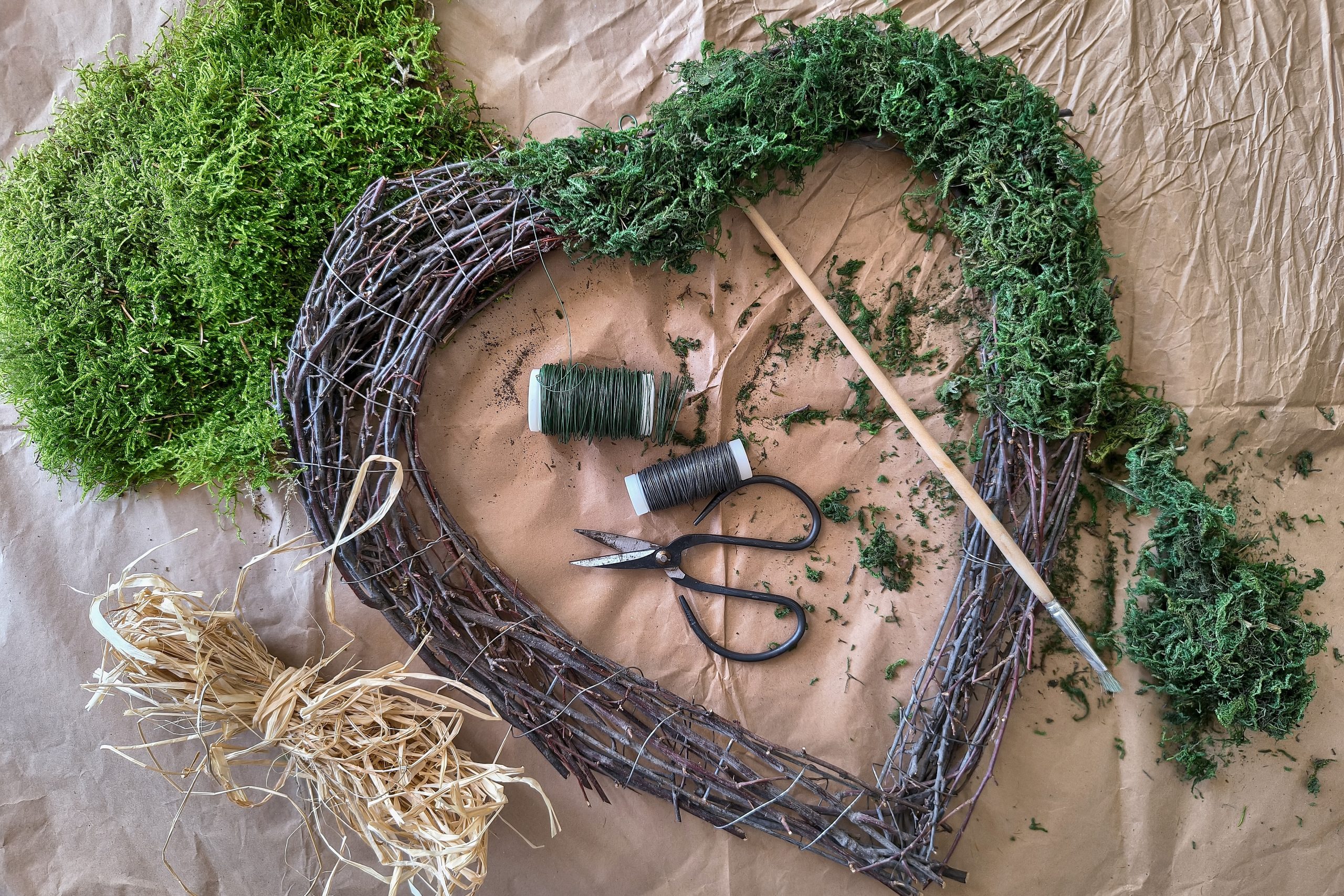 Jarní věnec ve tvaru srdce: dekorace na dveře i branku