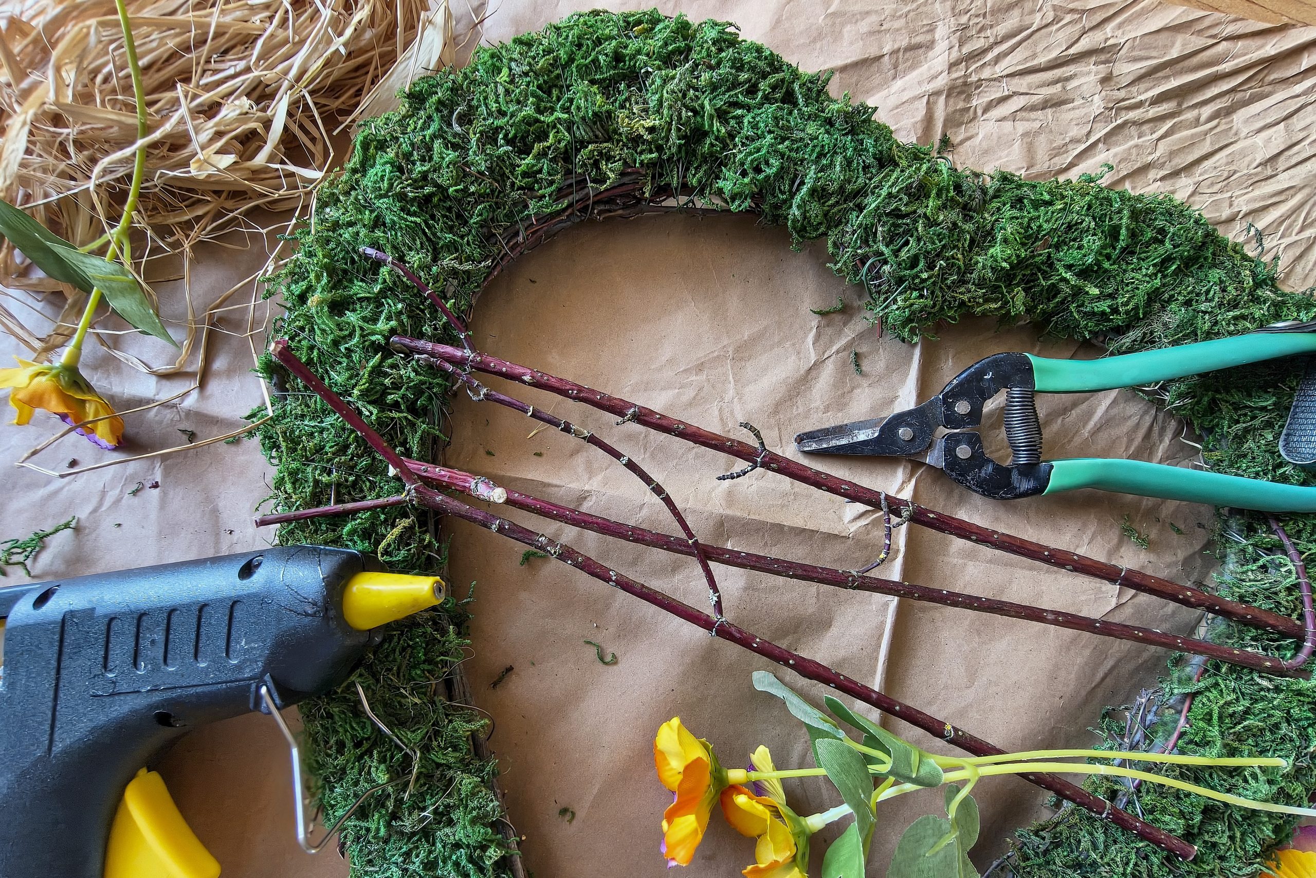 Jarní věnec ve tvaru srdce: dekorace na dveře i branku