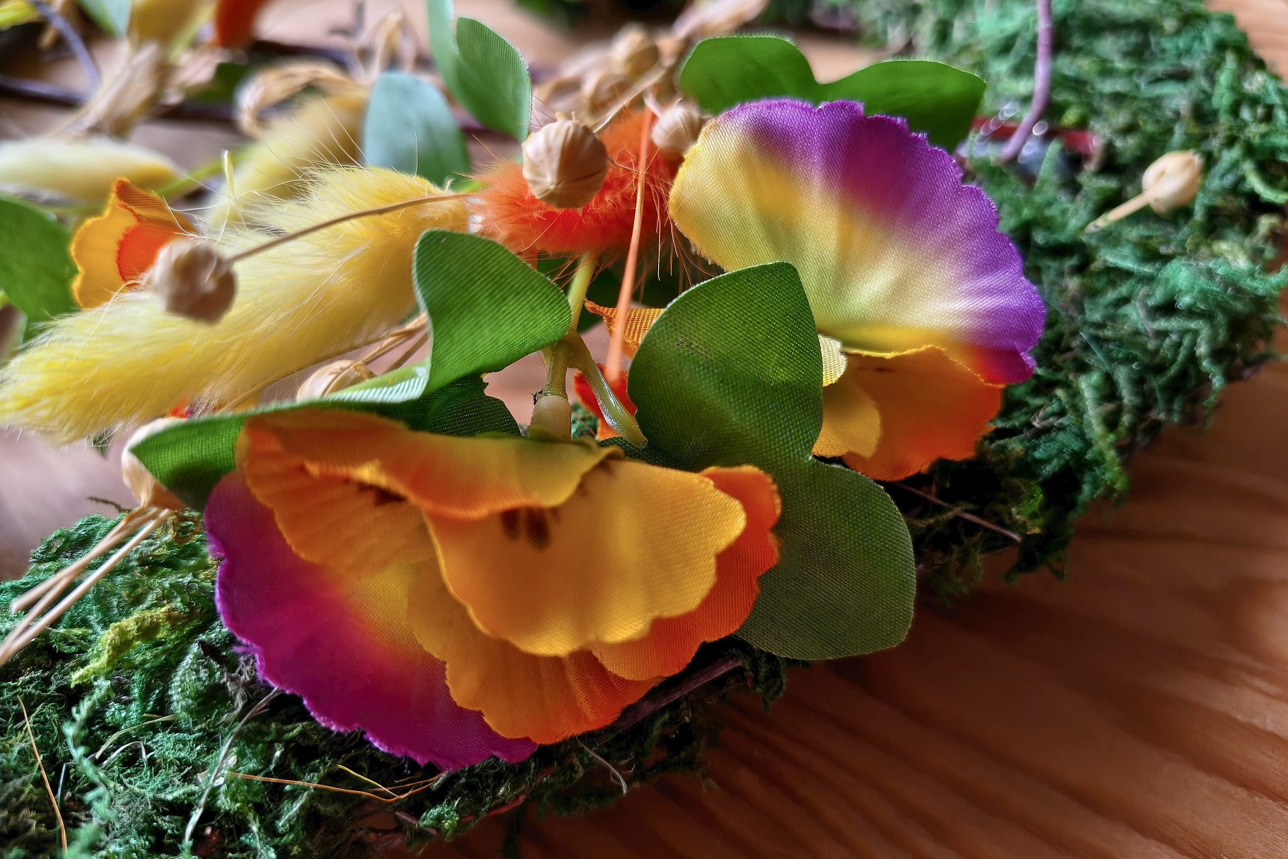 Jarní věnec ve tvaru srdce: dekorace na dveře i branku